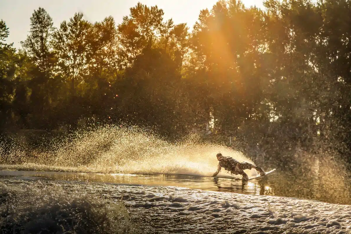 เวคบอร์ด (Wakeboard)