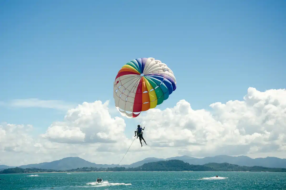 พาราเซลลิ่ง (Parasailing)